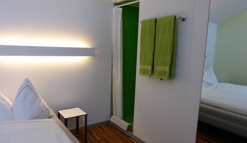 Habitación básica con 1 cama doble o 2 individuales, baño privado