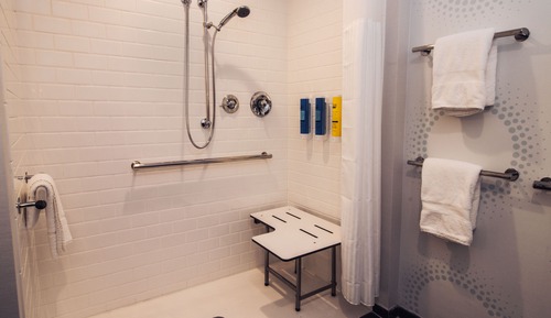 Habitación, 2 camas de matrimonio, accesible para personas con discapacidad (Roll-In Shower)