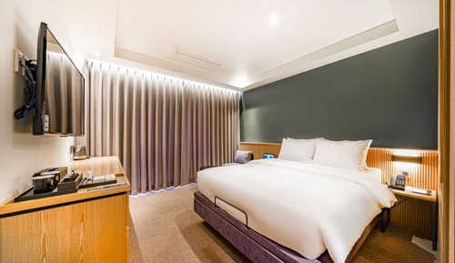 Deluxe Double - OTT services free viewing, Latex motion bed, Bathtub, Safe, Free parking