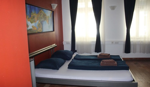 Estudio básico, 1 cama de matrimonio grande, accesible para personas con discapacidad