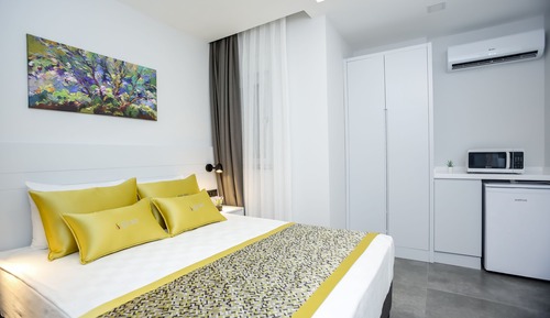 Suite estudio, 1 cama de matrimonio, no fumadores, balcón