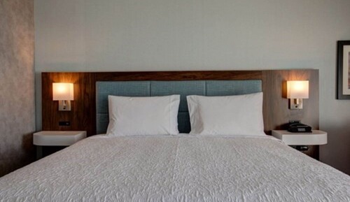 Habitación, 1 cama de matrimonio grande, frigorífico y microondas
