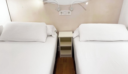 Habitación pequeña con 2 camas individuales