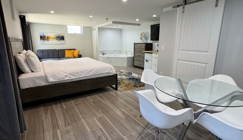 Habitación romántica, 1 cama de matrimonio grande con sofá cama