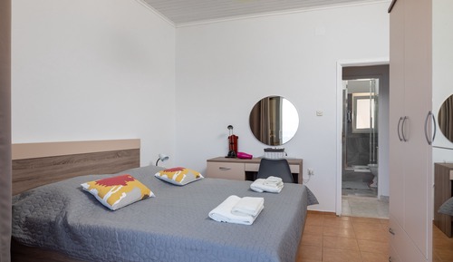 Apartamento (One-Bedroom Apartment with Terrace)