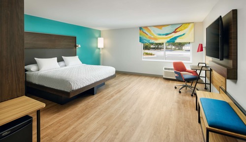 ADA King Room (Mobility & Hearing, Roll-In Shower)