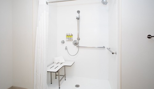 Habitación estándar, 2 camas de matrimonio, accesible en silla de ruedas (Roll-In Shower)