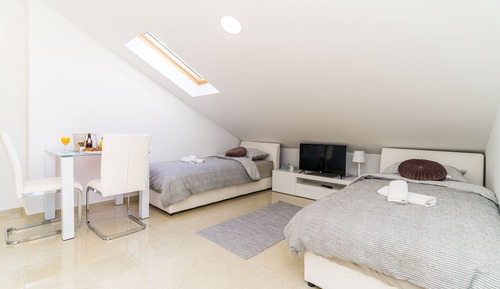 Estudio (Comfort Studio w/ Balcony n City View)