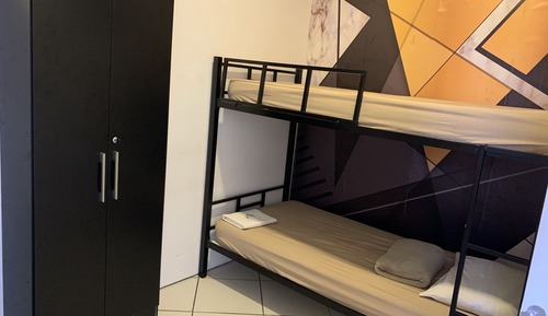 Habitación básica con 2 camas individuales