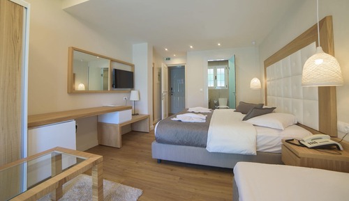 Premium Swim-Up Room