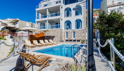 Apartment (2 Bedroom Apt w/ Balcony n Sea View-z)