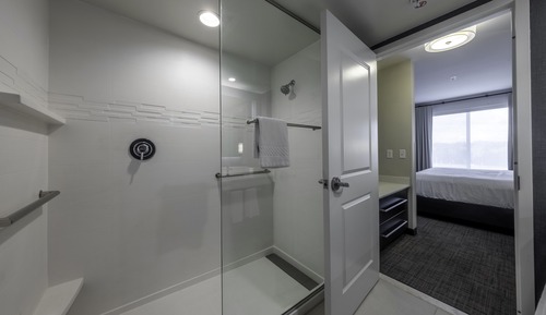 Estudio, 1 cama de matrimonio grande con sofá cama, en esquina