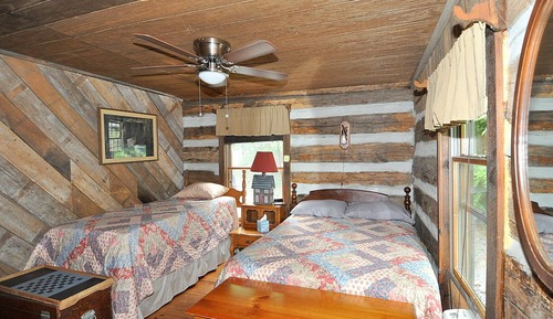 Casa, varias camas (Pondview Cabin - Log Cabin Retreat)