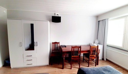 Habitación con 2 camas individuales, baño compartido