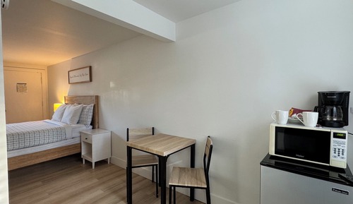 Dog Friendly Studio, 1 Queen Bed (Unit 6)