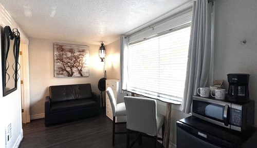 Dog Friendly Studio, 1 Queen Bed (Unit 5)