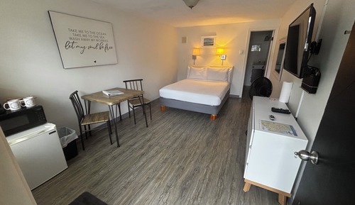 Dog Friendly Studio, 1 Queen Bed (Unit 4)