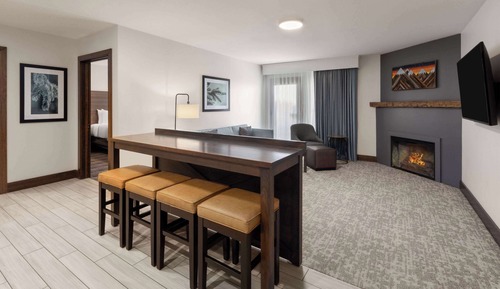 Suite, 1 cama de matrimonio grande con sofá cama (Lodge, Sunset View, Tub w/ Grab Bars)