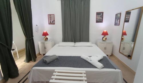 Suite estudio Confort, 1 cama de matrimonio grande, no fumadores, frigorífico y microondas
