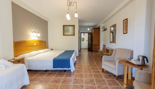 Habitación triple, vistas a la montaña