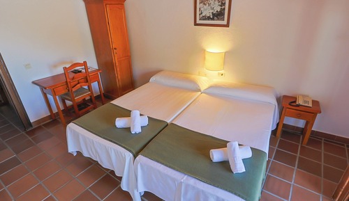 Habitación con 2 camas individuales, balcón