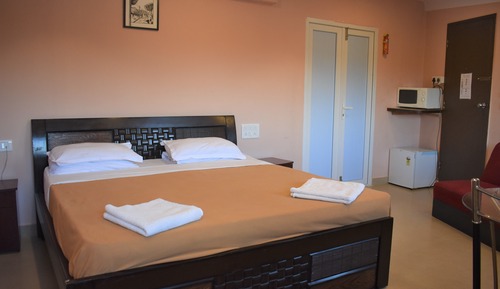 Habitación triple de lujo, 1 cama de matrimonio grande con sofá cama, frigorífico y microondas