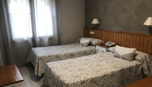 Habitación básica con 2 camas individuales