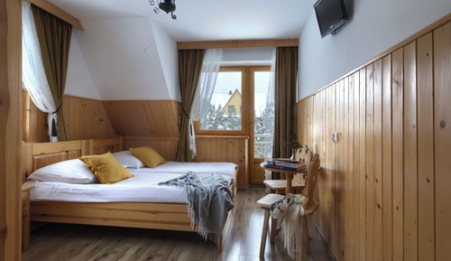 Habitación con 2 camas individuales, balcón, vistas a la montaña