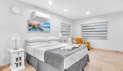 Deluxe Queen Suite w/Full Couch Bed-Unit 6