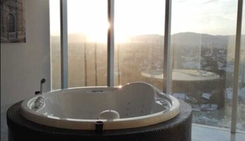 Suite presidencial, bañera de hidromasaje, vistas a la ciudad
