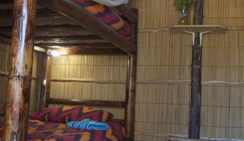 Dormitorio compartido básico, solo para mujeres, vistas a la piscina, junto a la piscina (4 pax)