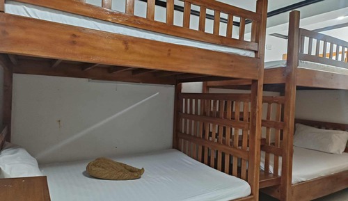 Habitación básica, varias camas, baño privado, vistas a la montaña