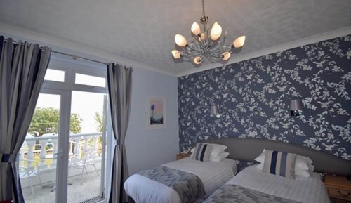 Habitación con 2 camas individuales, balcón, vistas al mar
