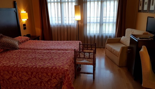 Habitación superior con 1 cama doble o 2 individuales, vistas a la montaña