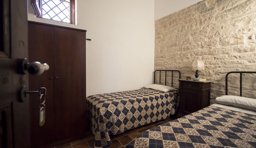 Habitación económica con 1 cama doble o 2 individuales, baño compartido