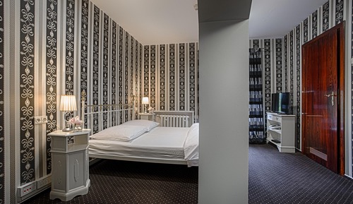 Magdalena von Waldersee Suite (open bathroom)