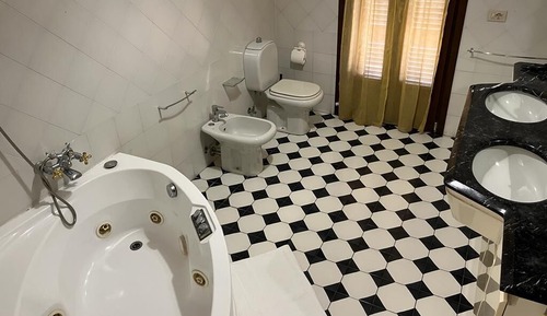 Habitación triple, bañera (Room 03)