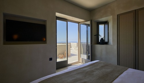 Crown ,Grand Split-level Suite with Private Pool and Outdoor Jacuzzi