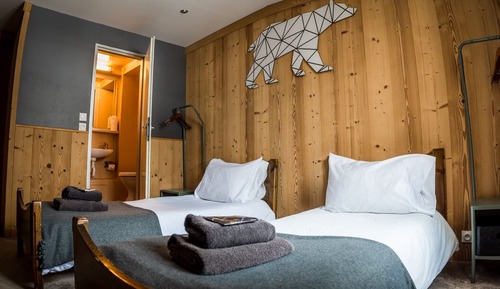 Habitación básica con 2 camas individuales