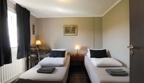 Habitación estándar con 1 cama doble o 2 individuales, no fumadores, baño compartido