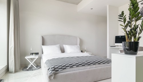 Apartamento de diseño, 1 cama de matrimonio, cocina básica, en esquina