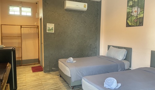 Habitación básica con 2 camas individuales