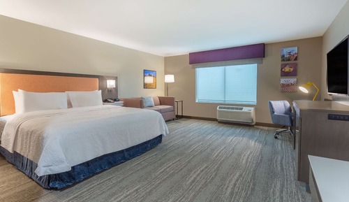 Habitación, 1 cama de matrimonio grande con sofá cama, frigorífico y microondas