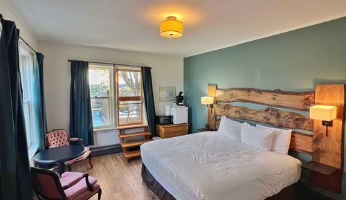 Habitación superior, 1 cama de matrimonio grande (Muskoka River View, Has Balcony)