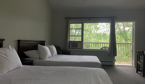 Habitación superior, 2 camas de matrimonio (Muskoka River View, Has Balcony)