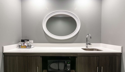 Estudio, 1 cama de matrimonio grande con sofá cama, frigorífico y microondas (Wet bar)