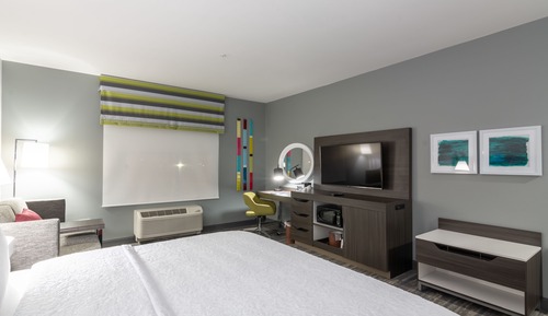 Habitación, 1 cama de matrimonio grande con sofá cama, frigorífico y microondas