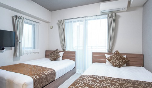 Habitación doble, no fumadores (Main Building, 3 Double Rooms for 6P)