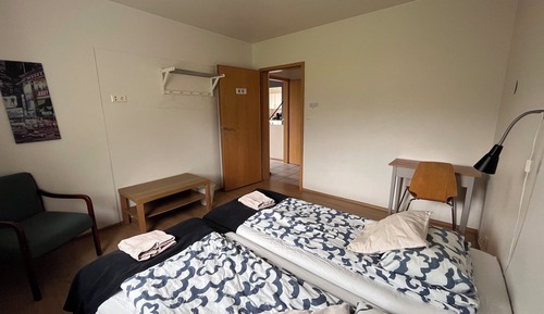 Habitación básica con 1 cama doble o 2 individuales, baño privado