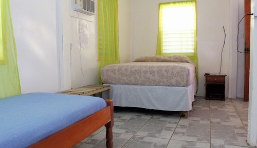 Habitación básica con 1 cama doble o 2 individuales, 1 habitación, cocina básica, planta baja